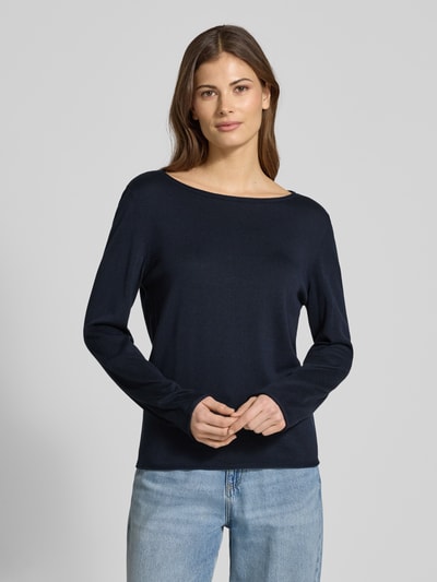 Frauenmodel trägt Regular Fit Langarmshirt aus Baumwoll-Viskose-Mix von s.Oliver RED LABEL, Optik: Unifarben, Rundhals, Strick, Nahaufnahme Oberkörper.