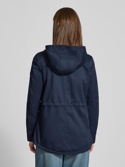 Vrouwenmodel draagt Regular Fit Parka met katoenmateriaal Model 'LORCA' van ONLY in effen donkerblauw canvas, lange mouw, rugaanzicht volledige lichaamsopname.