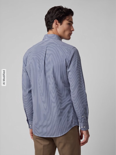 Männermodel trägt Custom Fit Freizeithemd aus reiner Baumwolle von Polo Ralph Lauren, blau-weiß gestreift, Ganzkörperansicht Rückansicht, KI-modifiziertes Bild.