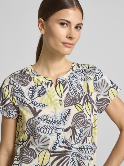 Frauenmodel trägt Relaxed Fit T-Shirt mit floralem Allover-Print von Soyaconcept aus Reine Baumwolle, Tunika-Ausschnitt, Nahaufnahme Oberkörper.