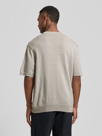 Männermodel trägt Regular Fit T-Shirt aus Leinen-Baumwoll-Mix Modell 'KAJORDINO' von BOSS Orange, Optik: Unifarben, Struktur, Label-Applikation, Rundhals, Kurzarm, Ärmelabschluss, Rumpfabschluss: Gerippt, Ganzkörperansicht Rückansicht.