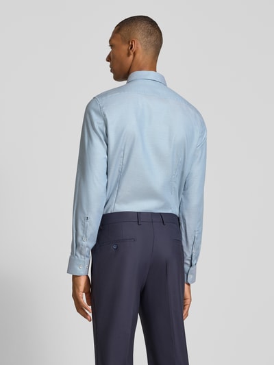 Männermodel trägt Slim Fit Businesshemd aus reiner Baumwolle Modell 'New Kent Patch' von Seidensticker in Hellblau, Herren Businesshemd, Ganzkörperansicht Rückansicht.