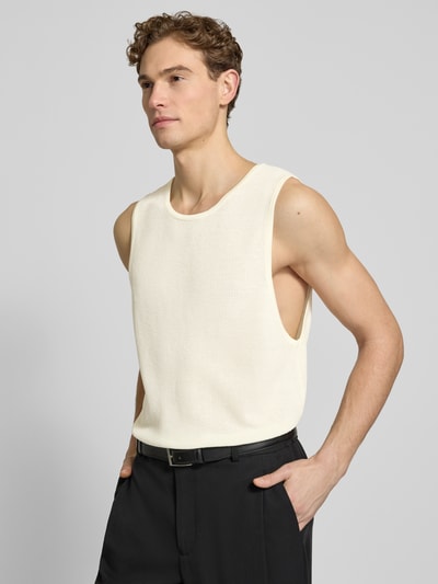 Männermodel trägt top met ronde hals van Antony Morato, materiaalmix met viscose, recht model, elastische zoom, ruglengte maat M 66 cm. Ganzkörperansicht van voren.