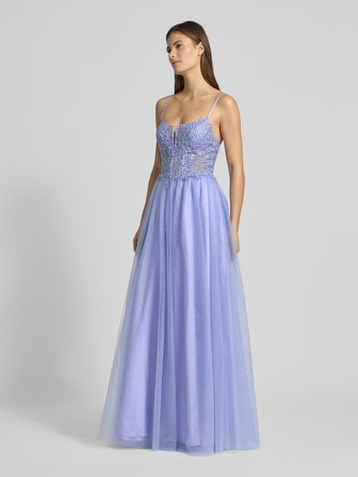 Frauenmodel trägt Abendkleid mit floralem Spitzenbesatz von Mascara in hellblau mit Glitzer-Optik, taillierter Passform, Karree-Ausschnitt, Spaghettiträgern, semitransparentem Oberteil, ausgestelltem Rockteil aus Tüll, Nahtreißverschluss, Maxilänge, Ganzkörperansicht von vorne.