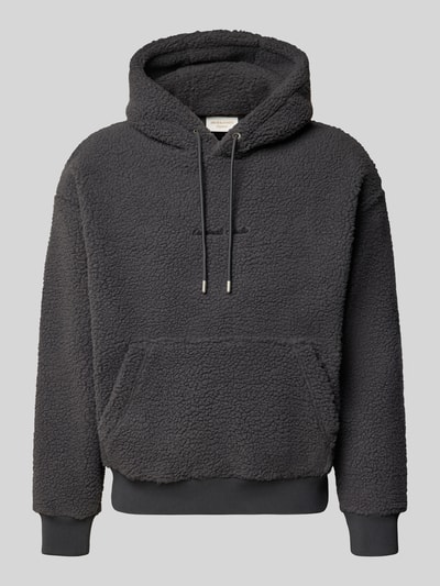 Produktfoto, Hoodie aus Teddyfell mit Label-Stitching von JACK & JONES in Dunkelgrau, Regular Fit, Känguru-Tasche, strukturierte Oberfläche.
