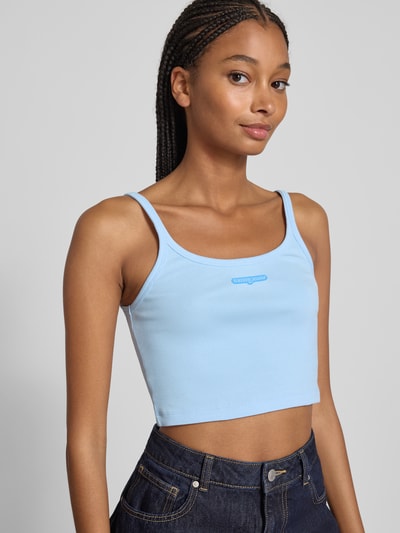 Tommy Jeans Slim Fit Crop Top aus Ripp Hellblau 3