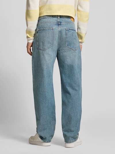 Männermodel trägt Baggy Jeans im Used-Look von REVIEW, hellblau, reine Baumwolle, Baggy Fit, Ganzkörperansicht Rückansicht.