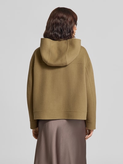 Frauenmodel trägt Jacke aus Schurwoll-Mix mit Pattentaschen von Luisa Cerano in Oliv, mit Kapuze und Knopfleiste, Ganzkörperansicht Rückansicht. Regular Fit, Kaschmir-Anteil, Rückenlänge 61 cm, Schulterbreite 49 cm, Brustweite 55 cm, Ärmellänge 55 cm.