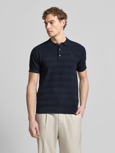 Männermodel trägt Slim Fit Poloshirt mit Logo-Stitching von Lerros, reine bawełna, krój slim fit, kolor granatowy, przód, Ganzkörperansicht von vorne.