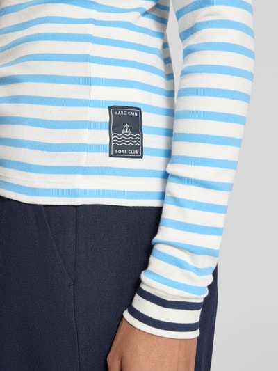Frauenmodel trägt Longsleeve mit Rundhalsausschnitt und Reißverschluss von Marc Cain, Baumwoll-Elasthan-Mix, Regular-Fit, Nahaufnahme Oberkörper.