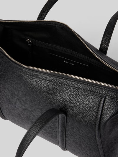Produktfoto, Henkeltasche mit Label-Detail von CK Calvin Klein, schwarze genarbte Textur, silberner Reißverschluss, Damen Handtasche