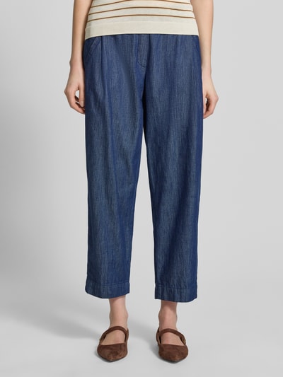 Frauenmodel trägt eine blaue Hose mit elastischem Bund, reine Baumwolle, verkürzte Passform, Modell 'Myha costal' von OPUS, Ganzkörperansicht von vorne.