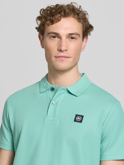 Männermodel trägt Regular Fit Poloshirt mit Label-Detail und Knopfleiste von Lerros in Mint, Reine Baumwolle, Nahaufnahme Oberkörper. Rückenlänge bei Größe M: 71 cm.