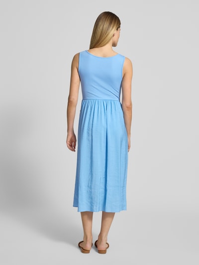 Frauenmodel trägt Midikleid mit aufgesetzten Taschen von Rich & Royal aus Micromodal-Mix, taillierte Passform, rückenlanges, ärmelloses Design, Rundhalsausschnitt, Rückenlänge bei Größe S: 114 cm, Brustweite: 32 cm, Ganzkörperansicht Rückansicht.