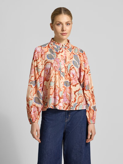 Modelka nosi Regular Fit Bluzę z kołnierzem stojącym model 'LEYA' od SUNCOO PARIS, czysta bawełna, drapowania, całkowity wzór, przód, ujęcie całej sylwetki.