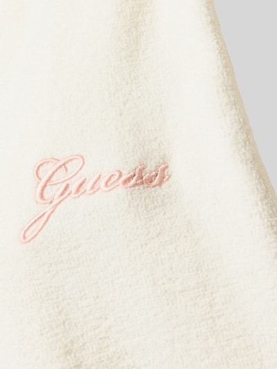 Produktfoto, Frottee-Textur und zartrosa Logo-Stitching auf cremefarbenem Pyjama-Oberteil mit Knopfleiste Modell 'ARIA' von GUESS