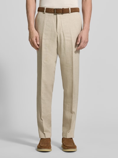 Männermodel draagt Slim Fit Leinenhose mit Woll- und Viskose-Anteil Modell 'Shiver' von Carl Gross in beige met persplooien, steekzakken en knoop- en ritssluiting, bandwijdte bij maat 50: 45 cm, binnenbeenlengte: 81 cm, ganzkörperansicht van voren.