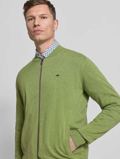 Männermodel trägt Cardigan mit Stehkragen und ritssluiting van Fynch-Hatton in groen, puur katoen, regular fit, labelstitching, nahaufnahme oberkörper.
