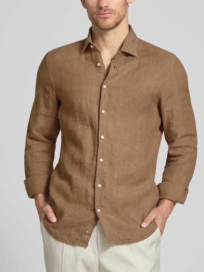 Mannenmodel draagt Slim Fit Business-Hemd aus Leinen mit Kentkragen van SEIDENSTICKER in lichtbruin, met knoopsluiting, ruglengte 69 cm, schouderbreedte 43 cm, mouwlengte 64 cm, zuiver linnen, nahaufnahme bovenlichaam.