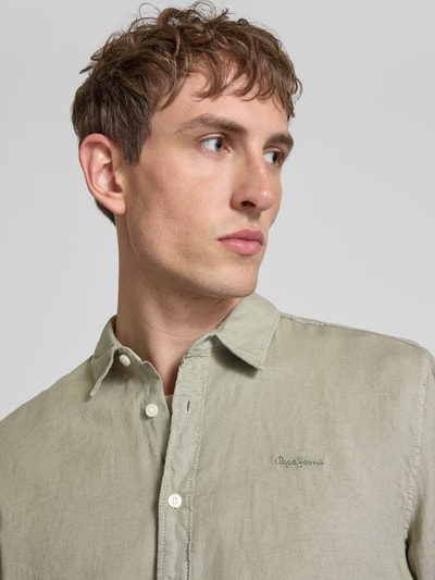 Männermodel trägt Regular Fit Freizeithemd aus linnen-katoenmengesel Modell 'PAYTON' van Pepe Jeans, effen, flammé textuur, nahaufnahme bovenlichaam.