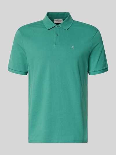 Produktfoto, Straight Fit Poloshirt mit Label-Stitching von Calvin Klein Jeans in Grün, Reine Baumwolle, Polokragen, gerippte Ärmelabschlüsse.