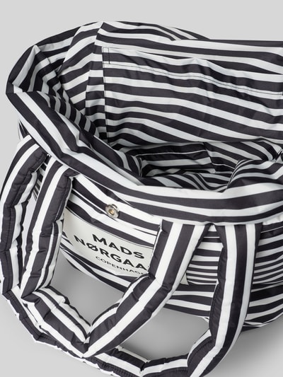 Produktfoto, Handtasche mit Steppnähten und Label-Detail von MADS NØRGAARD, schwarz-weiß gestreift, sichtbare Henkel, strukturierte Oberfläche