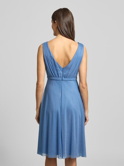 Frauenmodel trägt Regular Fit Kleid mit Glitzer-Mesh von TROYDEN COLLECTION, taillierte Passform, knielang, ärmellos, Rückansicht, Ganzkörperansicht.