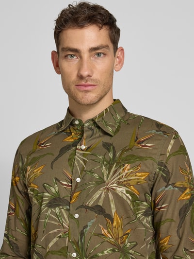 Männermodel trägt Regular Fit Freizeithemd aus Leinen-Baumwoll-Mix mit Kentkragen von MCNEAL, Allover-Look, Nahaufnahme Oberkörper. Rückenlänge 76 cm, Schulterbreite 47 cm, Ärmellänge 66 cm, grüne und braune Farben, glatte Textur.