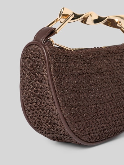 Produktfoto, Handtasche in Flecht-Optik mit kurzem Tragegriff von Jake*s Cocktail aus Papier mit Hauptfach, Reißverschluss, Tragegriff, dunkelbraune Farbe, strukturierte Oberfläche, Maße: 23 cm Breite, 14 cm Länge, 6 cm Tiefe, Schulterriemen 24 cm.