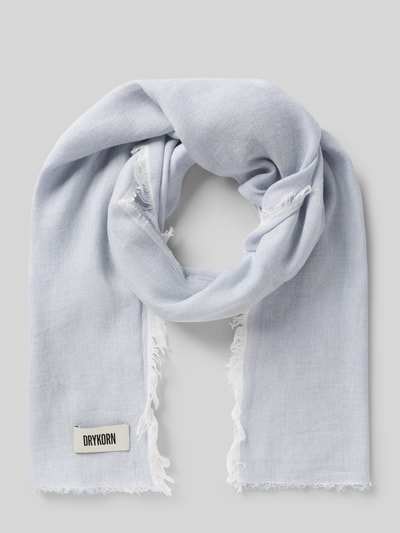 Produktfoto, Schal mit Label-Detail und Fransen Modell 'PLINA' von Drykorn, Damen Schal, Material-Mix mit Leinen-Anteil, rechteckige Form, hellblau, feine Webstruktur, Maße ca. 66 cm Breite und 196 cm Länge, Label-Detail und Fransen an den Enden.