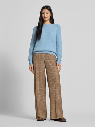 Frauenmodel trägt Stoffhose aus Viskose-Woll-Mix Modell 'Mie Kalif' von MOS MOSH, kariert, Relaxed Fit, Eingrifftaschen, Ganzkörperansicht von vorne.