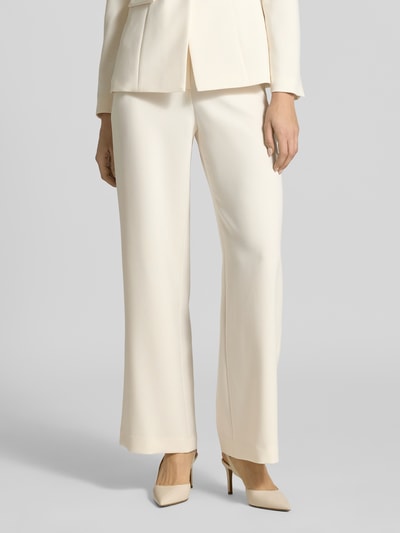 Vrouwenmodel draagt stoffen broek met achterzakken van Jake*s Collection, materiaalmix met viscose, recht model, steekzakken, binnenbeenlengte 81 cm, bandwijdte 38 cm, kleur crème, detailopname onderlichaam.