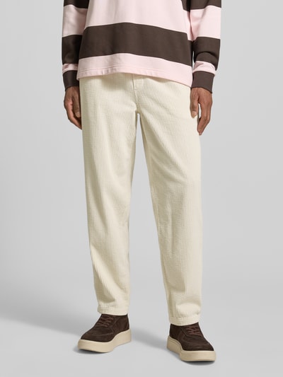 Männermodel trägt Straight Fit Cordhose aus reiner Baumwolle Modell 'Padow' von American Vintage in Creme mit samtartiger Textur, Nahaufnahme Oberkörper. Innenbeinlänge 72 cm, elastischer Bund, Gesäßtaschen.