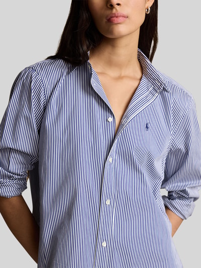 Frauenmodel trägt Slim Fit Hemdbluse aus reiner Baumwolle von Polo Ralph Lauren, Optik: gestreift, Logo-Detail, Nahaufnahme Oberkörper