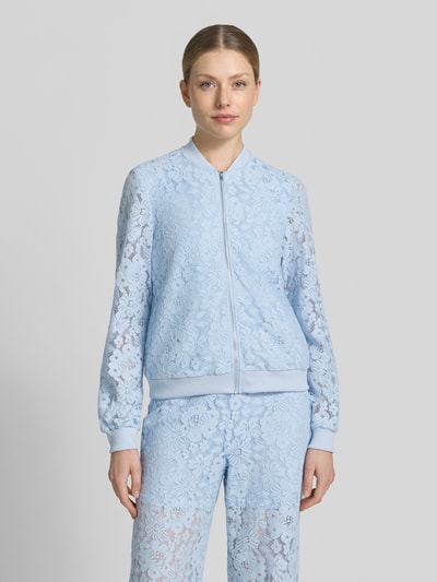 Frauenmodel trägt Regular Fit Blouson aus Baumwoll-Mix Modell 'HONEY' von Vero Moda, Optik:Allover-Muster floral, Reißverschluss, Häkelstruktur in Hellblau, gerippte Abschlüsse, Materialverarbeitung: Baumwoll-Mix, Ganzkörperansicht von vorne.