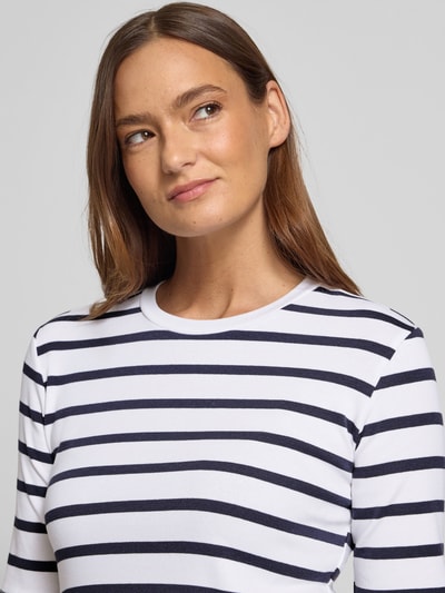 Frauenmodel trägt Basic T-Shirt Ringel O-Neck von Christian Berg Woman, weiß-dunkelblau gestreift, halbarm, körpernah, Nahaufnahme Oberkörper