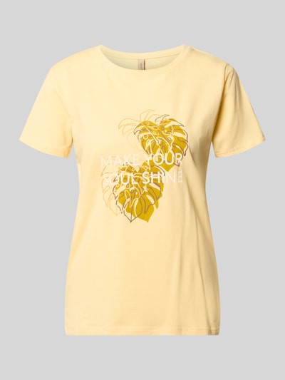 Produktfoto, damski t-shirt z bawełny w kolorze jasnego żółtego, nadruk z napisem i motywem, krój regular fit, okrągły dekolt, model 'RINA' od Soyaconcept, długość tyłu w rozmiarze S: 60 cm