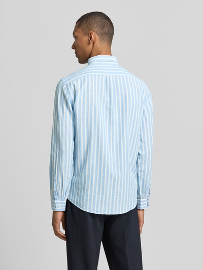 Männermodel trägt Relaxed Fit Freizeithemd mit Button-Down-Kragen von Lindbergh, Leinen-Baumwoll-Mix in Hellblau-Weiß mit Knopfleiste und Sportmanschetten, Rückenlänge 64 cm, Schulterbreite 41 cm, Ärmellänge 64 cm, Ganzkörperansicht Rückansicht.