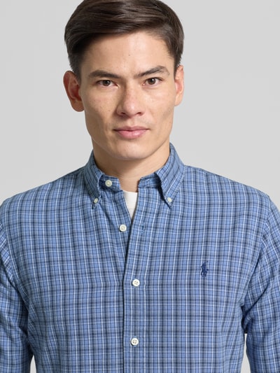 Mannelijk model draagt Custom Fit Freizeithemd met Button-Down-Kragen van Polo Ralph Lauren, blauwe ruit, katoen, label-stitching, knoopsluiting, Nahaufnahme Oberkörper.