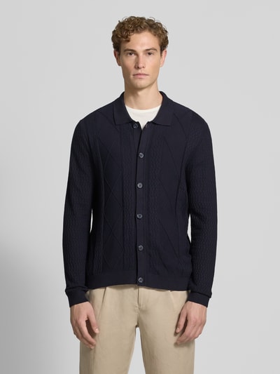 Männermodel trägt Strickjacke mit Strukturmuster Modell 'YARO' von CINQUE in Dunkelblau, Umlegekragen, Slim Fit, Ganzkörperansicht von vorne.