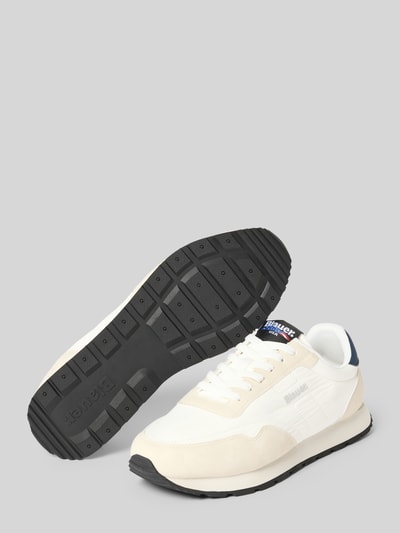 Productfoto, Sneaker met logo-detail model 'Falcon' van Blauer USA, afgeronde pasvorm, vetersluiting, geprofileerde zool, wit en beige met zwarte zool, maat 44: hakhoogte 3 cm, schachthoogte 9 cm, schachtwijdte 10 cm, textuur van leer en textiel