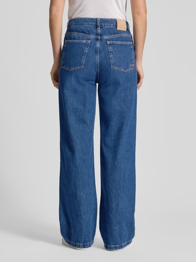 Frauenmodel trägt Regular Fit Wide Leg Jeans aus reiner Baumwolle Modell 'THE MARLENE' von BOSS Orange in Blau, High Waist, 5-Pocket-Design, Denim, Ganzkörperansicht Rückansicht.