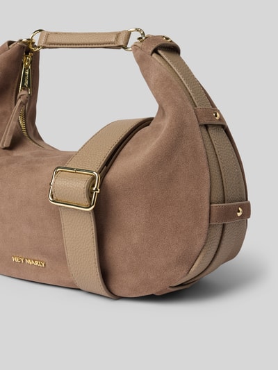 Produktfoto, Schultertasche aus echtem Kalbsleder Modell 'Lifetime Sister' von Hey Marly in Taupe, goldene Details, sichtbares Logo, strukturierte und glatte Textur, verstellbarer Schulterriemen, Reißverschluss am Hauptfach, Breite 32 cm, Länge 29 cm, Tiefe 12 cm, Riemenlänge 90 cm