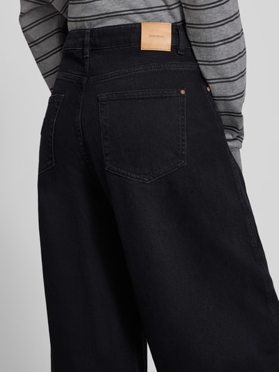 Männermodel trägt czarne jeansy Barrel Fit Jeans mit Eingrifftaschen Modell 'Cindy Draciel' von MOS MOSH, mieszanka bawełny i elastanu, wpuszczane kieszenie, szerokość w rozmiarze 27: 38 cm, długość wewnętrzna nogawki w rozmiarze 27: 78 cm, widok z tyłu zbliżenie na górną część.