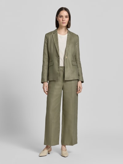 Frauenmodel trägt Leinenhose mit Bügelfalten und Gesäßtasche von Christian Berg Woman Selection in Olivgrün, Wide Leg, reines Leinen, Ganzkörperansicht von vorne.