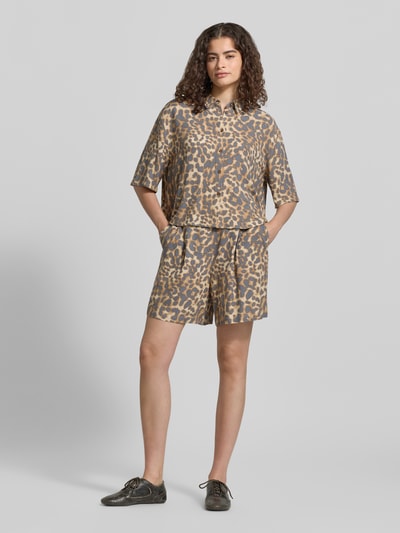 Vrouwenmodel draagt Boxy Fit Bluse aus Viskose-Leinen-Mix im Allover-Look van Jake*s casual met overhemdkraag en knoopsluiting, mix van viscose en linnen, boxy fit, all-over look, ruglengte maat 38: 54 cm, mouwlengte maat 38: 29 cm, vooraanzicht volledig lichaam.