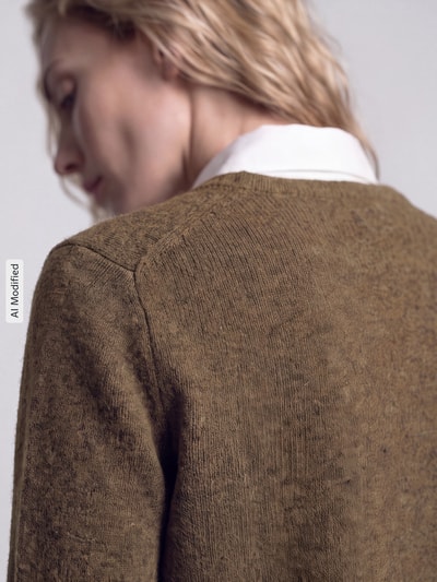Frauenmodel trägt Regular Fit Pullover aus Woll-Mix Modell 'LULU' von Selected in Olivgrün mit grober Textur, Nahaufnahme Rückansicht, Damen Pullover von Selected, KI-modifiziertes Bild.