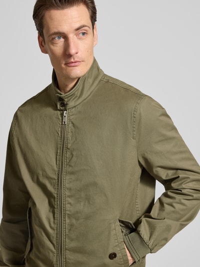 Männermodel trägt Jacke mit Stehkragen und Pattentaschen von Christian Berg Men aus Baumwoll-Elasthan-Mix, Regular-Fit, Nahaufnahme Oberkörper.