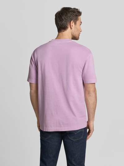 Männermodel trägt Relaxed Fit T-Shirt aus reiner Baumwolle von Marc O'Polo, Optik: Unifarben, Label-Stitching-Applikation, Ganzkörperansicht Rückansicht.