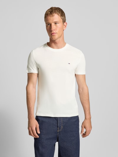 Männermodel draagt Slim Fit T-shirt uit puur katoen in set van 2 van Tommy Jeans, look: effen, logodetail, ronde hals, korte mouw, jersey. Ganzkörperansicht van voren.